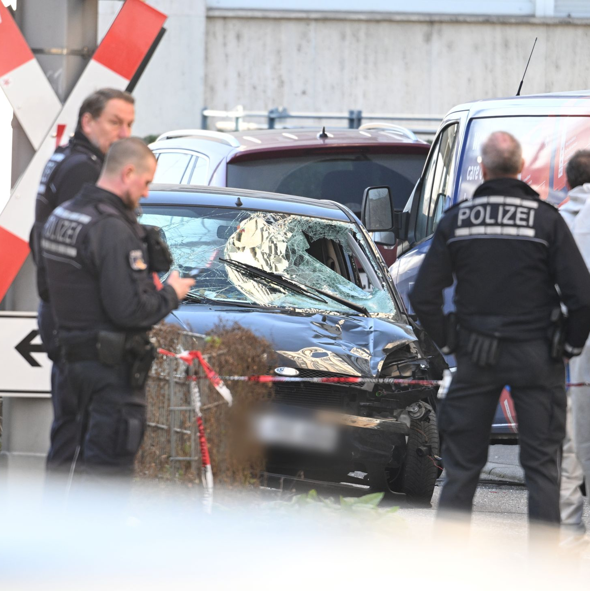Mit diesem Fahrzeug soll ein Mann in eine Menschenmenge in Mannheim gefahren sein. - Foto: Boris Roessler/dpa