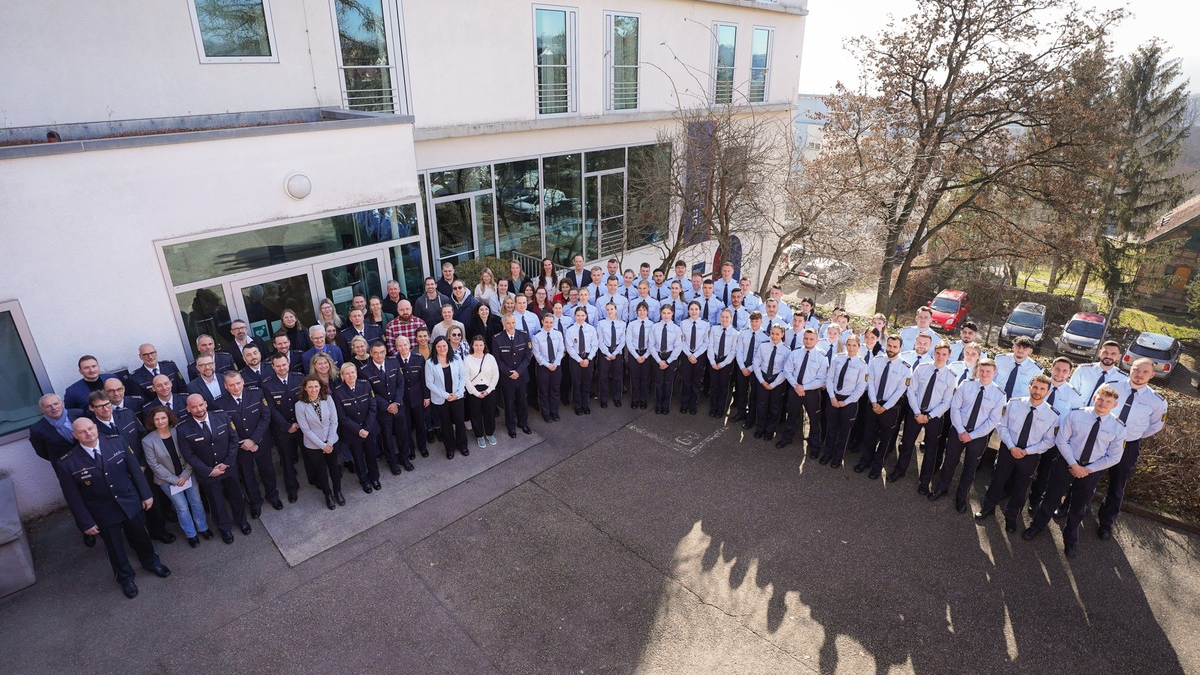 POL-S: Neue Beschäftigte beim Polizeipräsidium Stuttgart begrüßt - Foto: presseportal.de