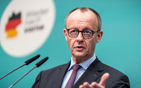 Unions-Kanzlerkandidat Merz will die Finanzfragen vor dem EU-Gipfel am Donnerstag geklärt haben. - Foto: Michael Kappeler/dpa