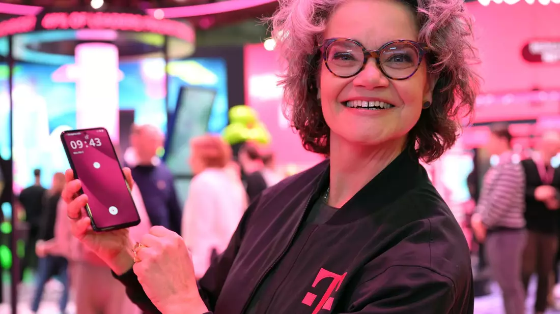 Die Telekom-Technikvorständin Claudia Nemat präsentiert das neue KI-Phone ihrer Firma. - Bild: Wolf von Dewitz/dpa