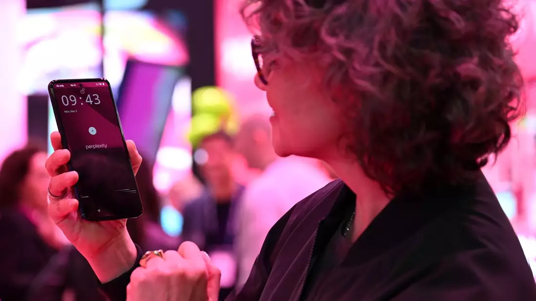 Telekom-Vorständin Claudia Nemat spricht mit dem KI-Assistenten von Perplexity. - Bild: Wolf von Dewitz/dpa