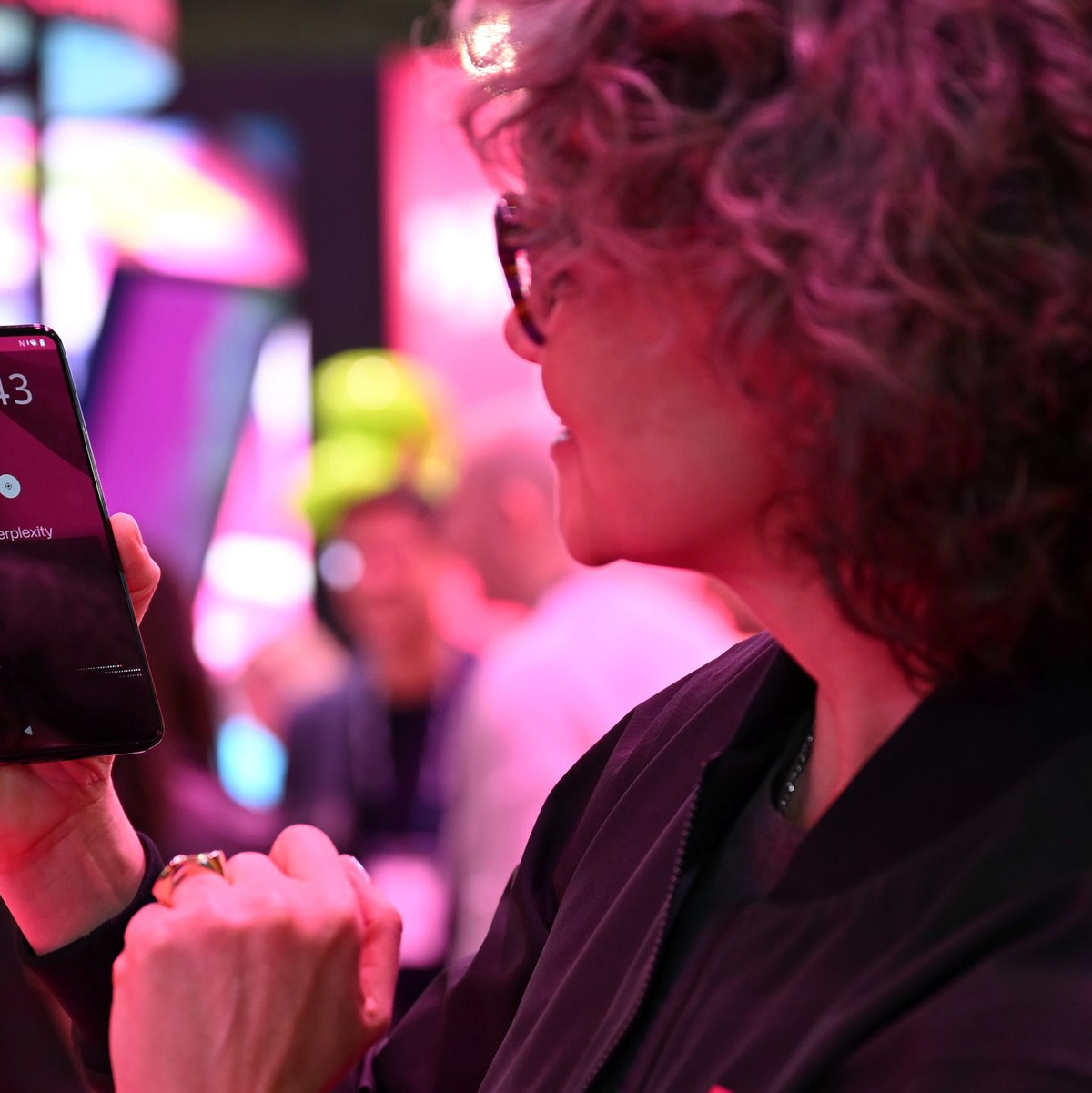 Telekom-Vorständin Claudia Nemat hält große Stücke auf das neue Smartphone ihrer Firma. - Foto: Wolf von Dewitz/dpa