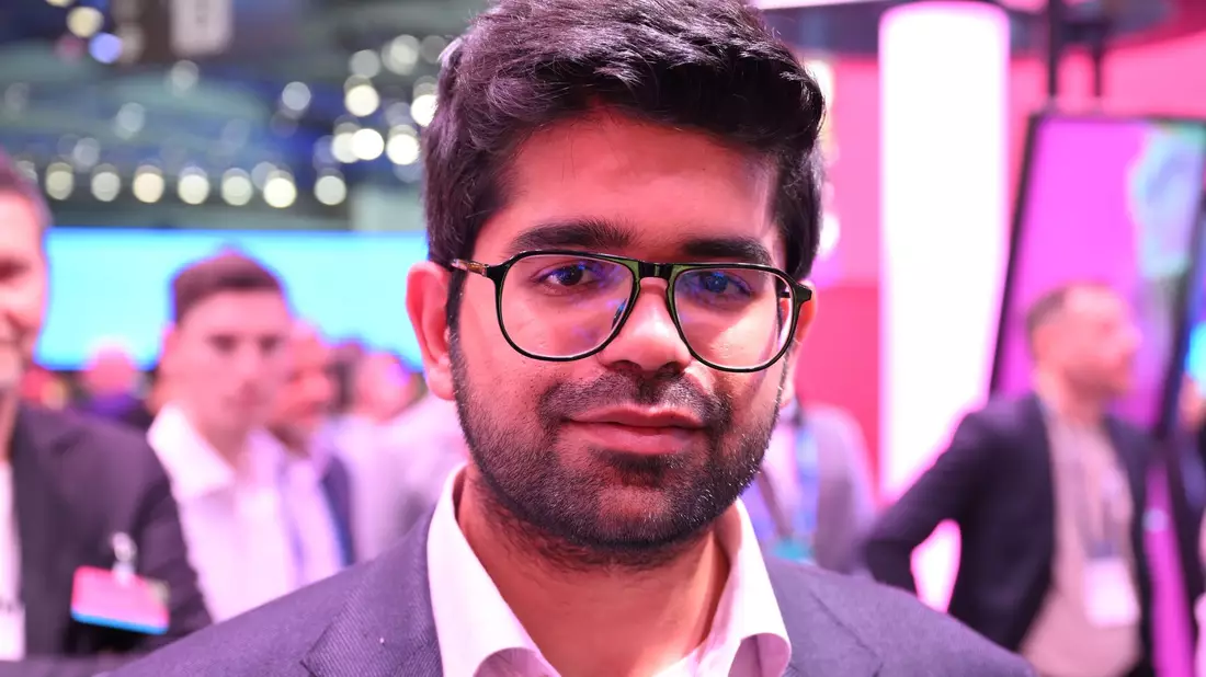 Perplexity-Chef Aravind Srinivas sieht KI-Assistenten als proaktive Begleiter, die nicht nur Fragen beantworten, sondern auch Alltagsaufgaben erledigen. - Bild: Wolf von Dewitz/dpa