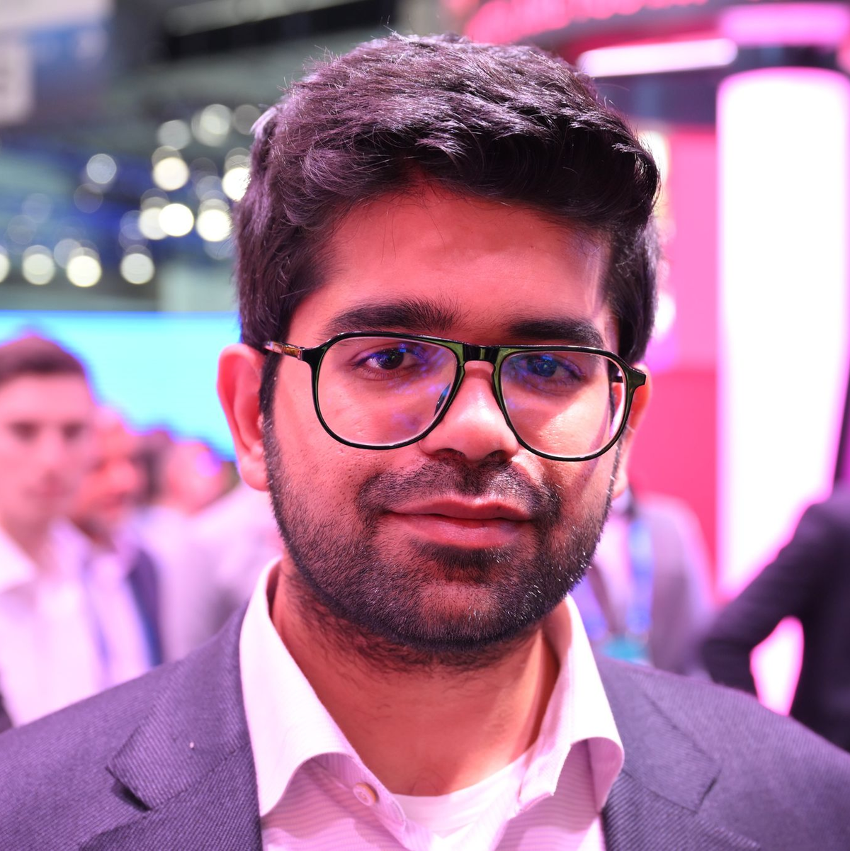 Perplexity-Chef Aravind Srinivas sieht KI-Assistenten als proaktive Begleiter, die nicht nur Fragen beantworten, sondern auch Alltagsaufgaben erledigen. - Foto: Wolf von Dewitz/dpa