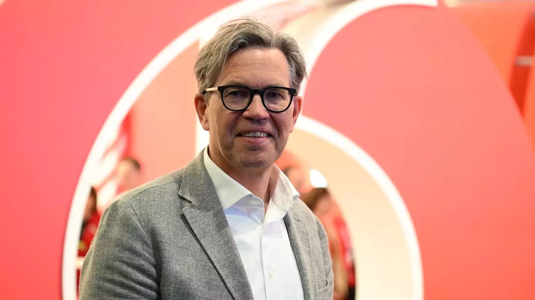 Vodafone-Deutschlandchef Marcel de Groot vor einem großen Plastik-Logo seiner Firma. - Bild: Wolf von Dewitz/dpa