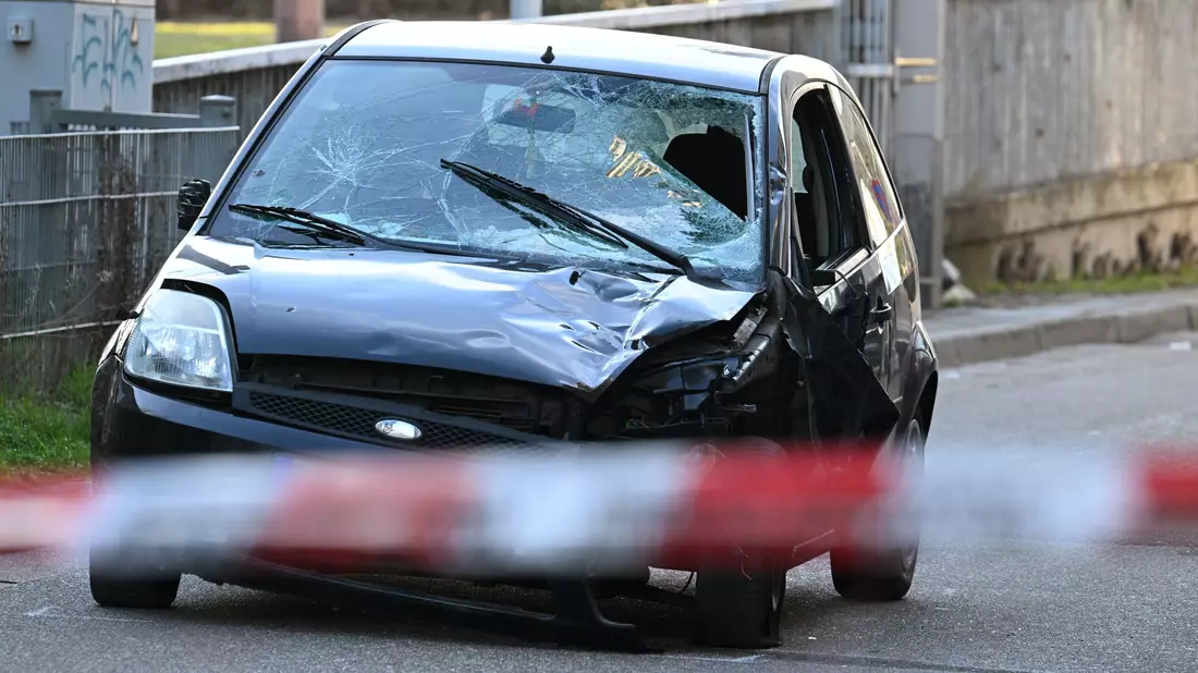 Auf dem Zettel im Fahrzeug, das der Todesfahrer von Mannheim fuhr, stehen Notizen. - Bild: Boris Roessler/dpa