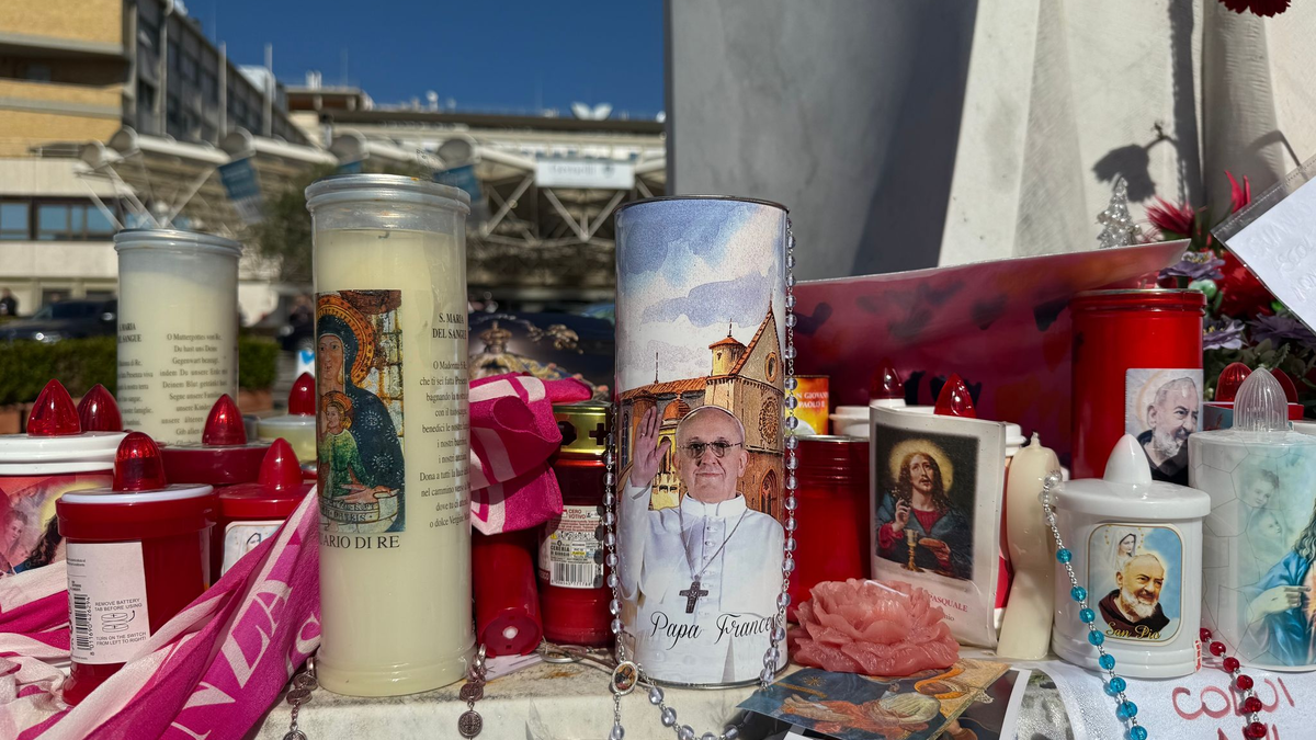 Papst Franziskus erleidet im Krankenhaus wieder einen Rückschlag. - Foto: Christoph Sator/dpa