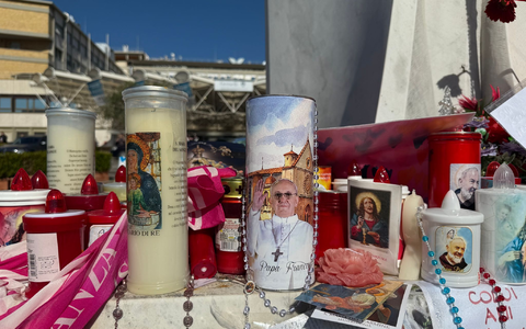 Papst Franziskus erleidet im Krankenhaus wieder einen Rückschlag. - Foto: Christoph Sator/dpa