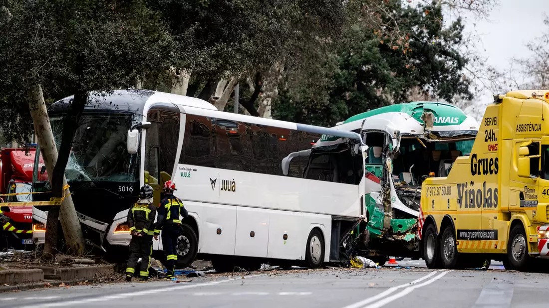 Beim Unfall wurden auch ein Baum und eine Straßenlaterne beschädigt. (Foto aktuell) - Bild: Lorena Sopêna/EUROPA PRESS/dpa
