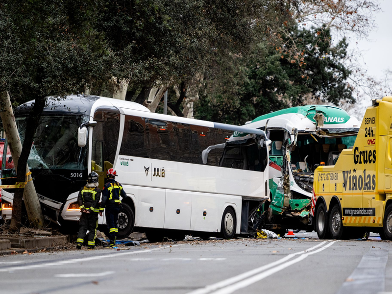 Beim Unfall wurden auch ein Baum und eine Straßenlaterne beschädigt. (Foto aktuell) - Foto: Lorena Sopêna/EUROPA PRESS/dpa