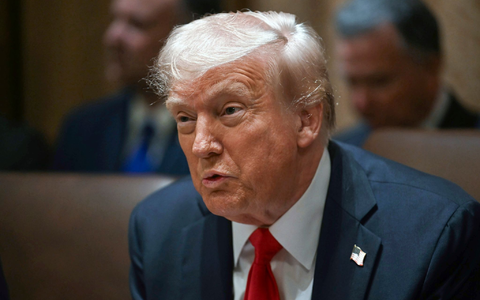 Noch hält sich Donald Trump bedeckt dazu, ob er seine Drohung wahr machen und die militärische Hilfe für die Ukraine einstellen könnte. (Archivbild) - Foto: Pool/AP/dpa