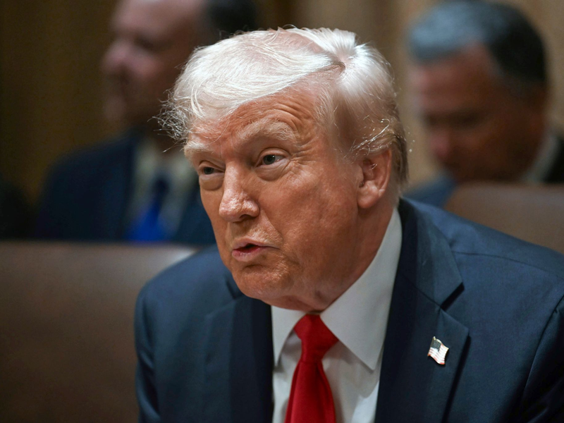 Noch hält sich Donald Trump bedeckt dazu, ob er seine Drohung wahr machen und die militärische Hilfe für die Ukraine einstellen könnte. (Archivbild) - Foto: Pool/AP/dpa