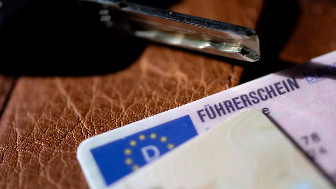 Der Führerschein kann künftig zu Hause bleiben, wenn er im Smartphone hinterlegt ist. Möglich sein soll das ab Ende nächsten Jahres. (Symbolbild) - Bild: Sven Hoppe/dpa