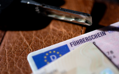 Über alle Klassen hinweg gab es 2024 sowohl bei den theoretischen als auch bei den praktischen Fahrprüfungen einen Rekord. - Foto: Sven Hoppe/dpa