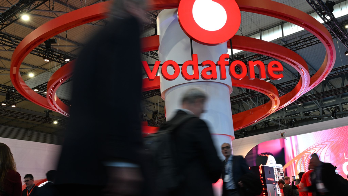 Das Vodafone-Logo am Messestand der Firma bei der Mobilfunk-Messe MWC. - Foto: Wolf von Dewitz/dpa