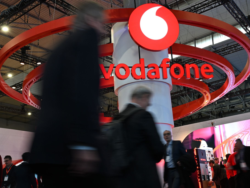Das Vodafone-Logo am Messestand der Firma bei der Mobilfunk-Messe MWC. - Foto: Wolf von Dewitz/dpa