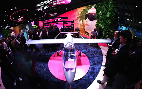 Diese Drohne hat eine Mobilfunk-Antenne eingebaut, mit der entlegene Gebiete temporär mit Handynetz versorgt werden können. - Foto: Wolf von Dewitz/dpa Diese Drohne hat eine Mobilfunk-Antenne eingebaut, mit der entlegene Gebiete temporär mit Handynetz versorgt werden können. - Foto: Wolf von Dewitz/dpa