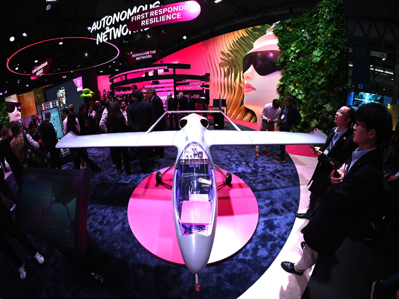 Diese Drohne hat eine Mobilfunk-Antenne eingebaut, mit der entlegene Gebiete temporär mit Handynetz versorgt werden können. - Foto: Wolf von Dewitz/dpa