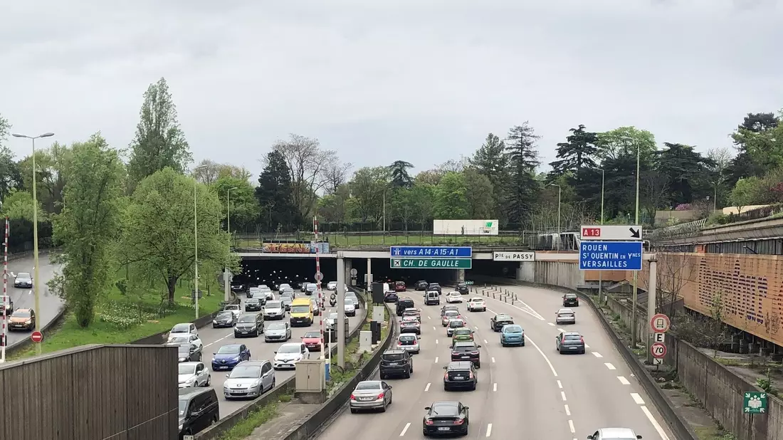 Eine Spur der Périphérique wird im Berufsverkehr für Fahrgemeinschaften, Taxis und Busse reserviert. (Archivbild) - Bild: Michael Evers/dpa