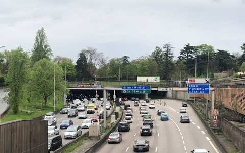 Eine Spur der PĂ©riphĂ©rique wird im Berufsverkehr fĂŒr Fahrgemeinschaften, Taxis und Busse reserviert. (Archivbild) - Foto: Michael Evers/dpa Eine Spur der PĂ©riphĂ©rique wird im Berufsverkehr fĂŒr Fahrgemeinschaften, Taxis und Busse reserviert. (Archivbild) - Foto: Michael Evers/dpa