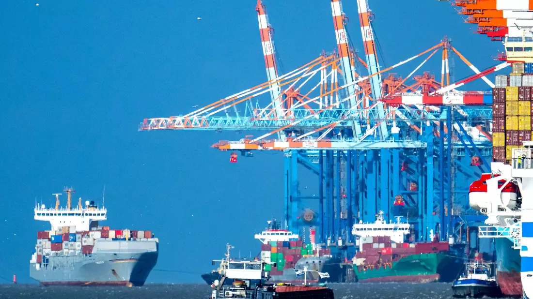 Deutsche Exporte sind aktuell nicht direkt betroffen, an der deutschen Wirtschaft gehen Trumps Zölle aber nicht spurlos vorbei. (Archivbild) - Bild: Sina Schuldt/dpa