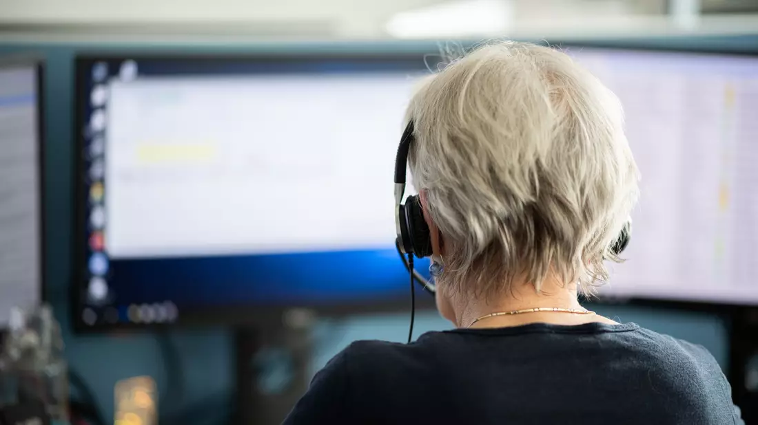 Eine Mitarbeiterin arbeitet in einer Telefonzentrale. (Archivbild) - Bild: Daniel Reinhardt/dpa