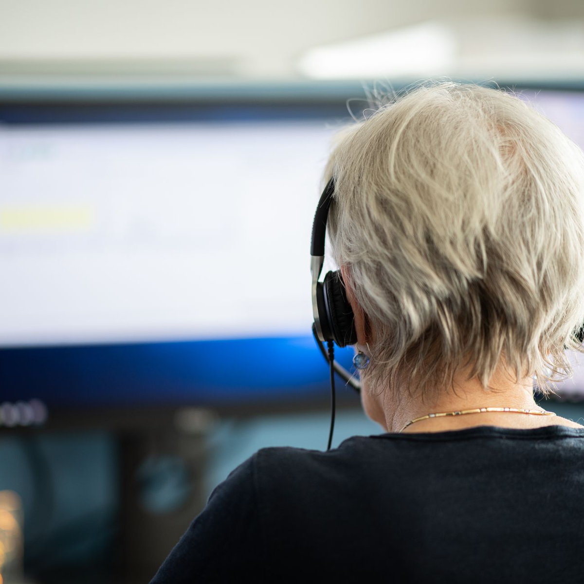 Eine Mitarbeiterin arbeitet in einer Telefonzentrale. (Archivbild) - Foto: Daniel Reinhardt/dpa