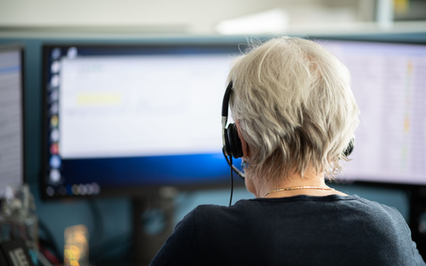 Eine Mitarbeiterin arbeitet in einer Telefonzentrale. (Archivbild) - Foto: Daniel Reinhardt/dpa
