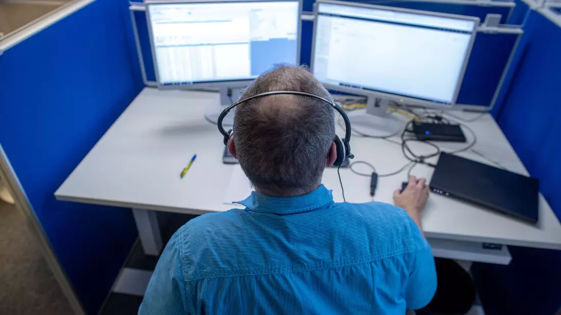 Ein Mitarbeiter einer Telefonzentrale nimmt Anfragen entgegen. (Archivbild) - Bild: Jens Büttner/dpa-Zentralbild/dpa