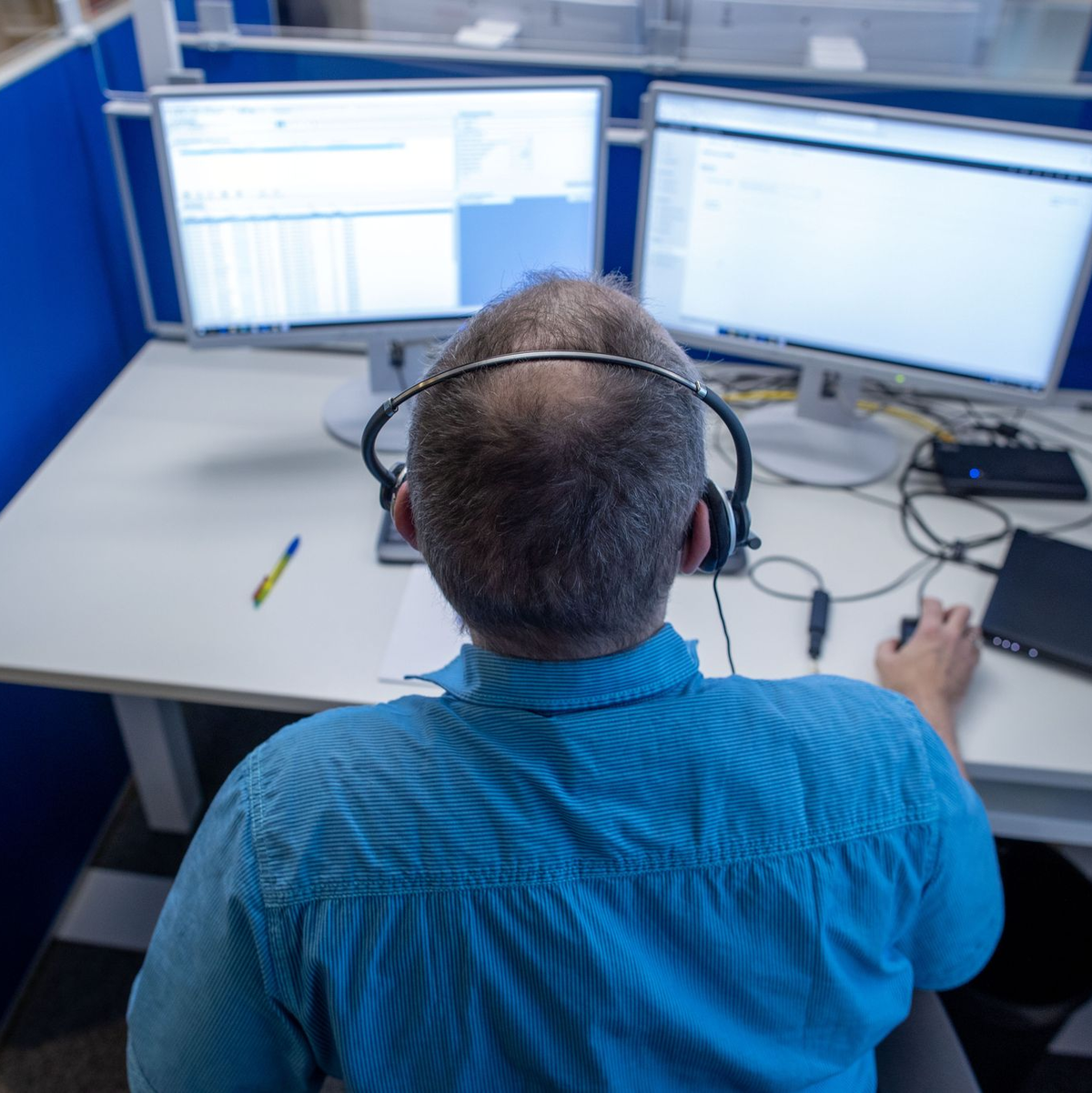 Ein Mitarbeiter einer Telefonzentrale nimmt Anfragen entgegen. (Archivbild) - Foto: Jens Büttner/dpa-Zentralbild/dpa