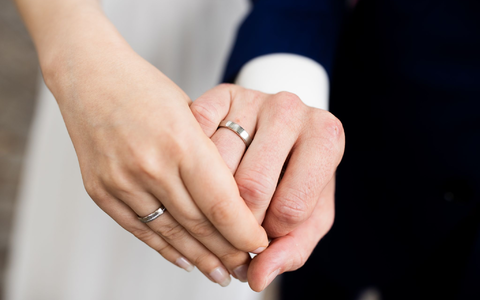 Frauen und Männer tragen in Partnerschaften oft sehr unterschiedlich zum Haushaltseinkommen bei (Symbolbild) - Foto: Rolf Vennenbernd/dpa