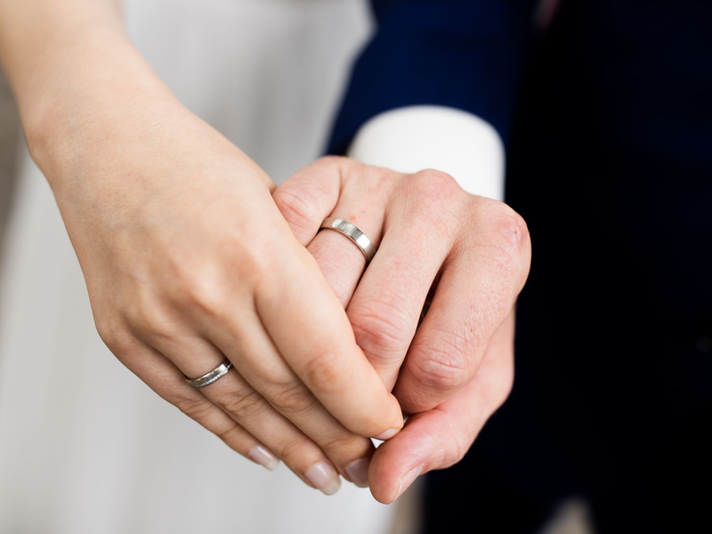 Frauen und Männer tragen in Partnerschaften oft sehr unterschiedlich zum Haushaltseinkommen bei (Symbolbild) - Foto: Rolf Vennenbernd/dpa