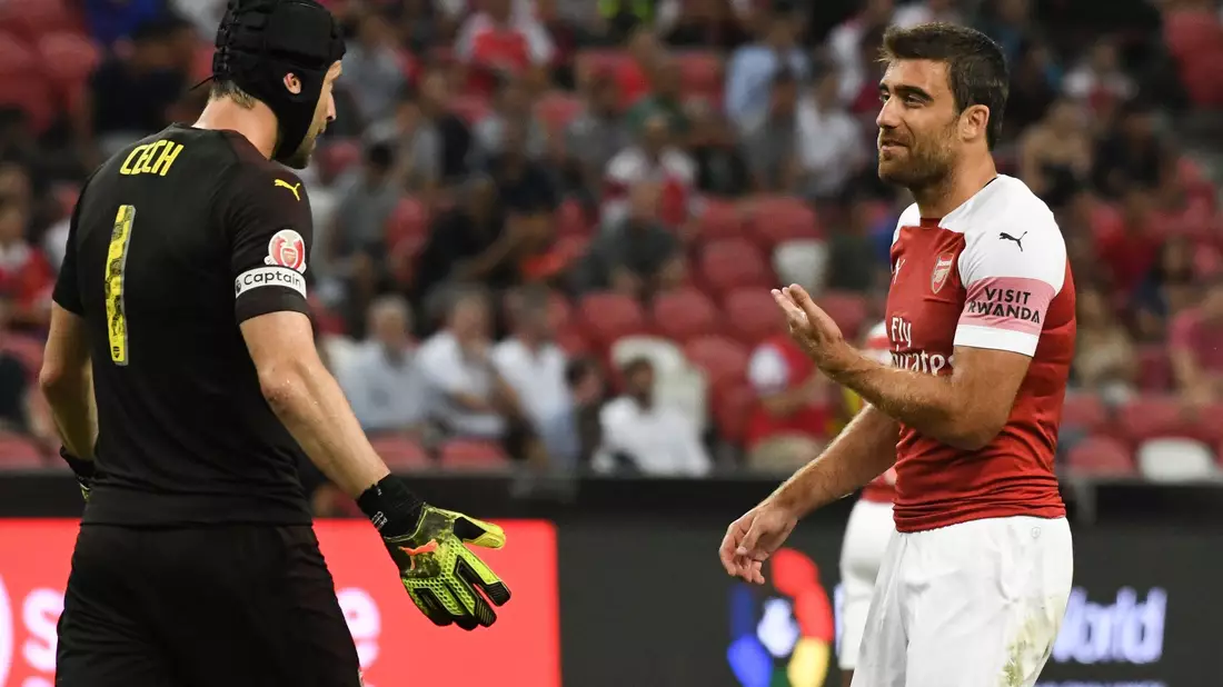 Der FC Arsenal wirbt auf seinen Ärmeln für Ruanda. - Bild: Stefanus Ian/dpa
