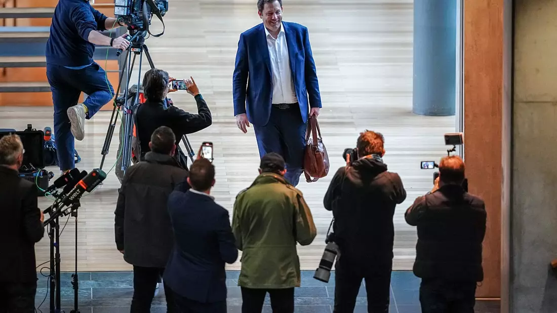Bisher halten sich die Verhandlungsteams von Union und SPD an ihr selbst auferlegtes Schweigegelübde. - Bild: Kay Nietfeld/dpa