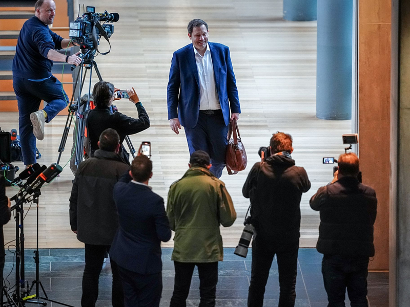 Bisher halten sich die Verhandlungsteams von Union und SPD sehr konsequent an ihr selbst auferlegtes Schweigegelübde. - Foto: Kay Nietfeld/dpa