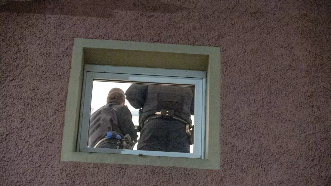 Die Ermittler haben die Wohnung des Tatverdächtigen durchsucht.  - Bild: Ferdinand Merzbach/NEWS5/dpa