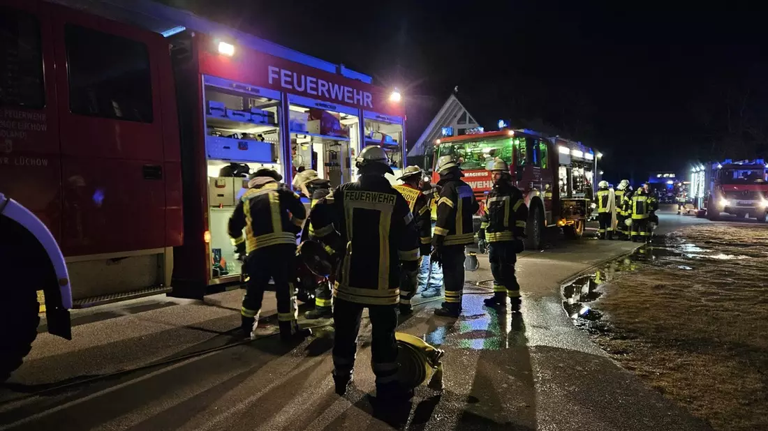 FW Lüchow-Dannenberg: +++ Dachstuhlbrand in Bösel (Lk. Lüchow-Dannenberg) +++ über 140 Einsatzkräfte im Einsatz +++ Photovoltaikanlage erschwert Löscharbeiten +++ - Bild: presseportal.de