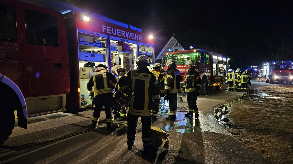 FW Lüchow-Dannenberg: +++ Dachstuhlbrand in Bösel (Lk. Lüchow-Dannenberg) +++ über 140 Einsatzkräfte im Einsatz +++ Photovoltaikanlage erschwert Löscharbeiten +++ - Foto: presseportal.de
