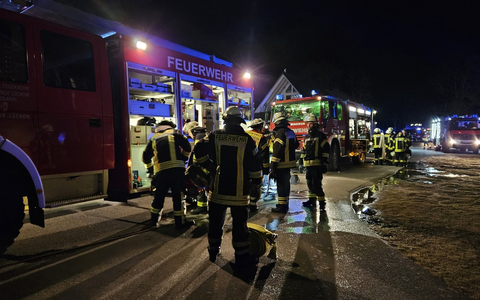 FW Lüchow-Dannenberg: +++ Dachstuhlbrand in Bösel (Lk. Lüchow-Dannenberg) +++ über 140 Einsatzkräfte im Einsatz +++ Photovoltaikanlage erschwert Löscharbeiten +++ - Foto: presseportal.de