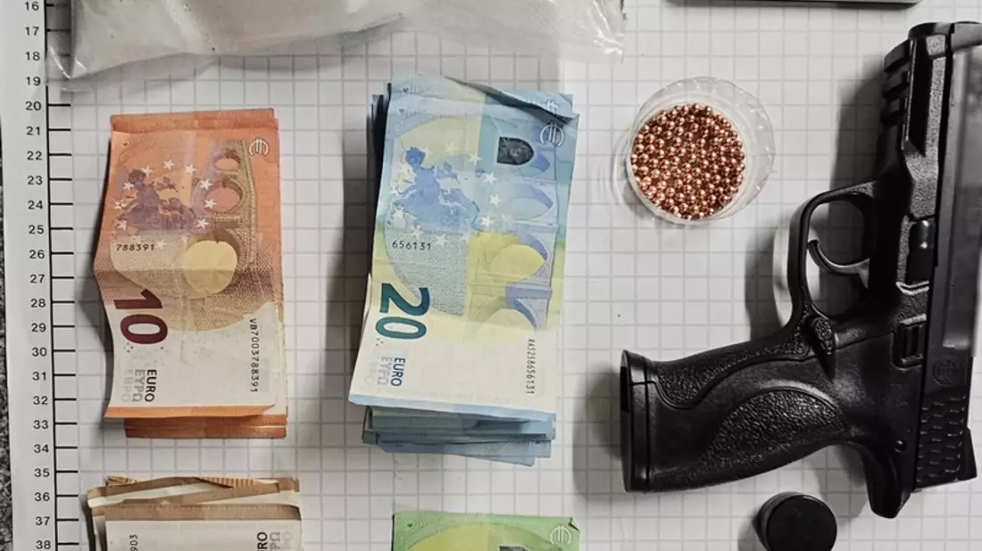 BPOL NRW: Festnahme in Herne - Bundespolizei findet Waffe, über 900 Gramm Amphetamine und 1.435,- Euro Bargeld bei Pärchen auf - Bild: presseportal.de