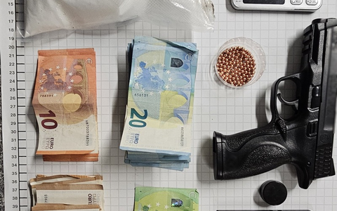 BPOL NRW: Festnahme in Herne - Bundespolizei findet Waffe, über 900 Gramm Amphetamine und 1.435,- Euro Bargeld bei Pärchen auf - Foto: presseportal.de