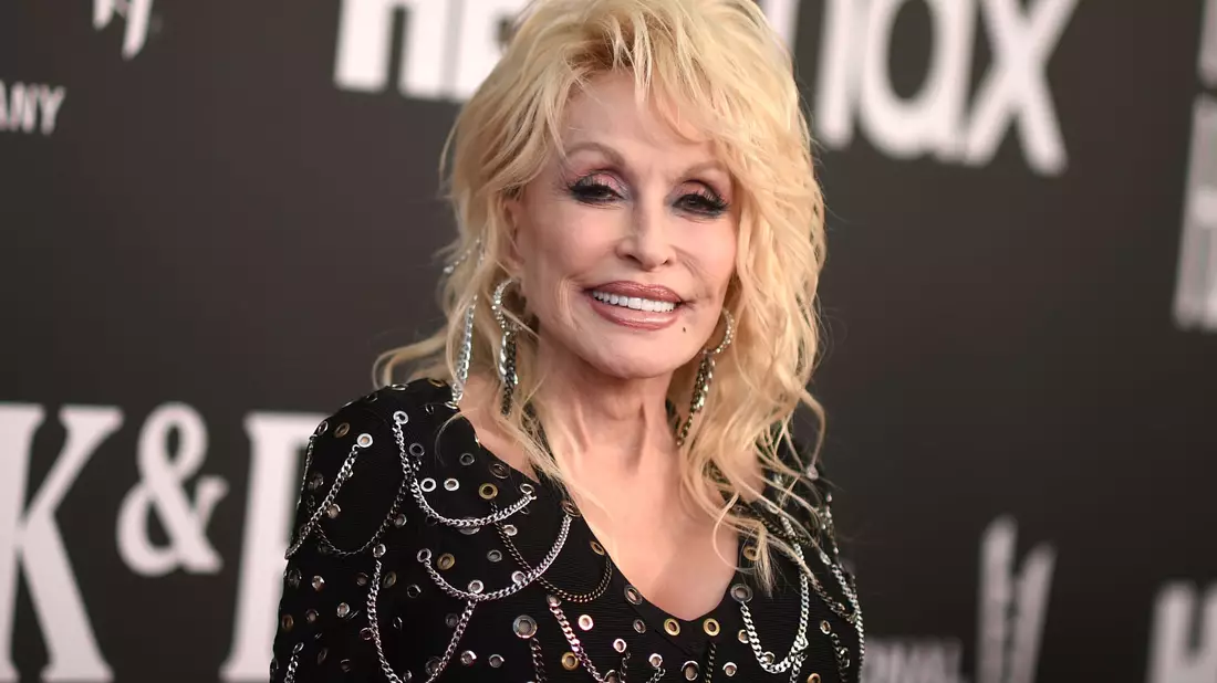 Sie trauert: Mehr als 58 Jahre war Dolly Parton mit ihrem Ehemann Carl Dean verheiratet. (Archivbild) - Bild: Richard Shotwell/Invision via AP/dpa