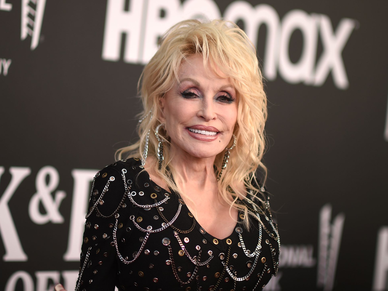 Dolly Parton wird von der Oscar-Akademie für ihr sozialen Engagement geehrt. (Archivbild)  - Foto: Richard Shotwell/Invision via AP/dpa
