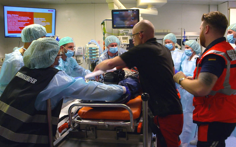 Mensch Retter: Lebensgefahr nach Sturz und Atemnot - Rettungskräfte im Einsatz - Foto: presseportal.de