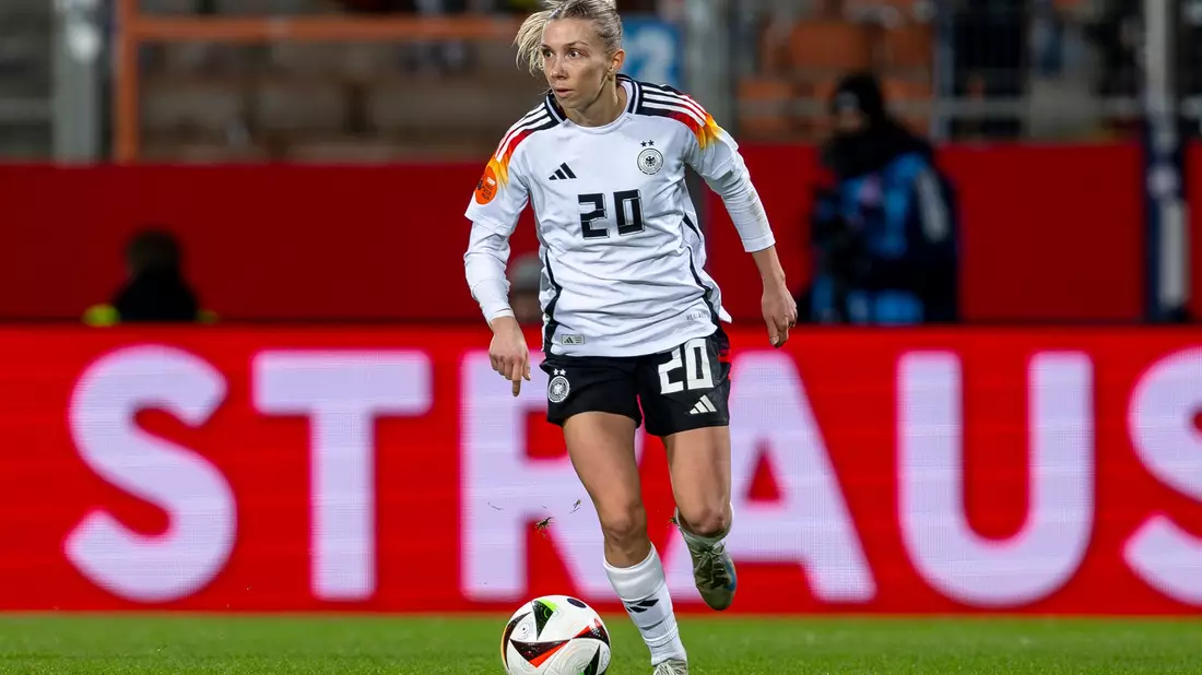 Nationalspielerin Elisa Senß freut sich über eine Professionalisierung des Frauenfußballs.  - Bild: David Inderlied/dpa