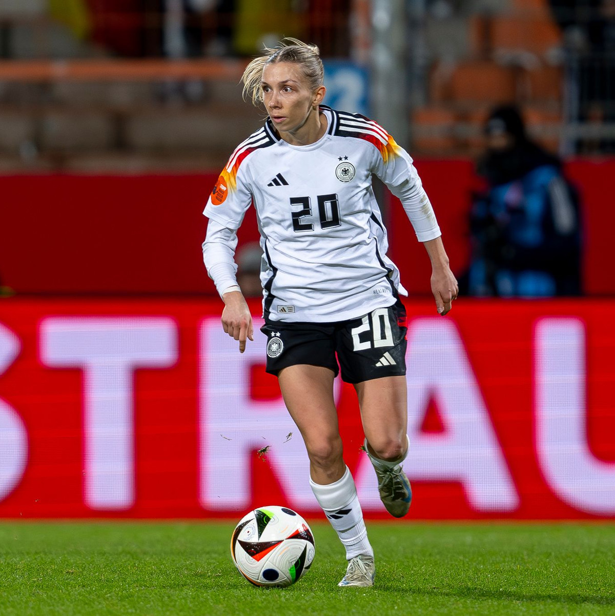 Nationalspielerin Elisa Senß freut sich über eine Professionalisierung des Frauenfußballs.  - Foto: David Inderlied/dpa