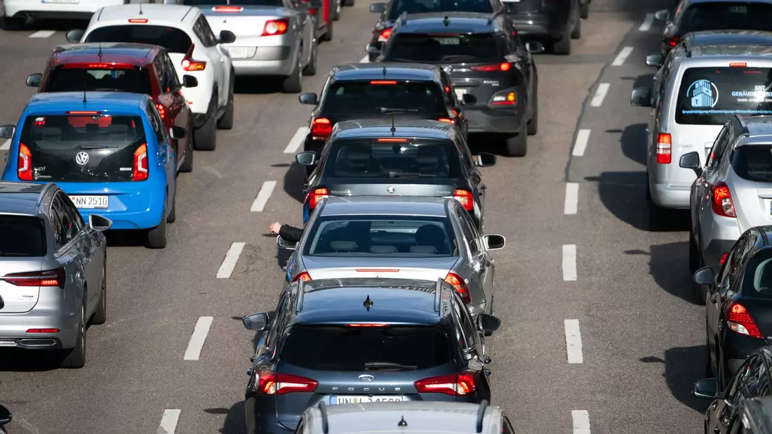 Auf deutschen Straßen ist der Anteil der Fahrzeuge mit alternativen Antrieben deutlich gestiegen. (Archivbild) - Bild: Marijan Murat/dpa