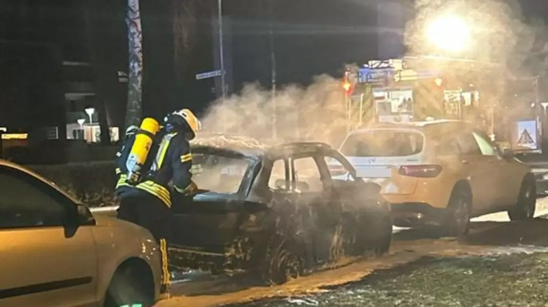 LPI-NDH: Totalschaden nach Fahrzeugbrand - Zeugen gesucht - Bild: presseportal.de
