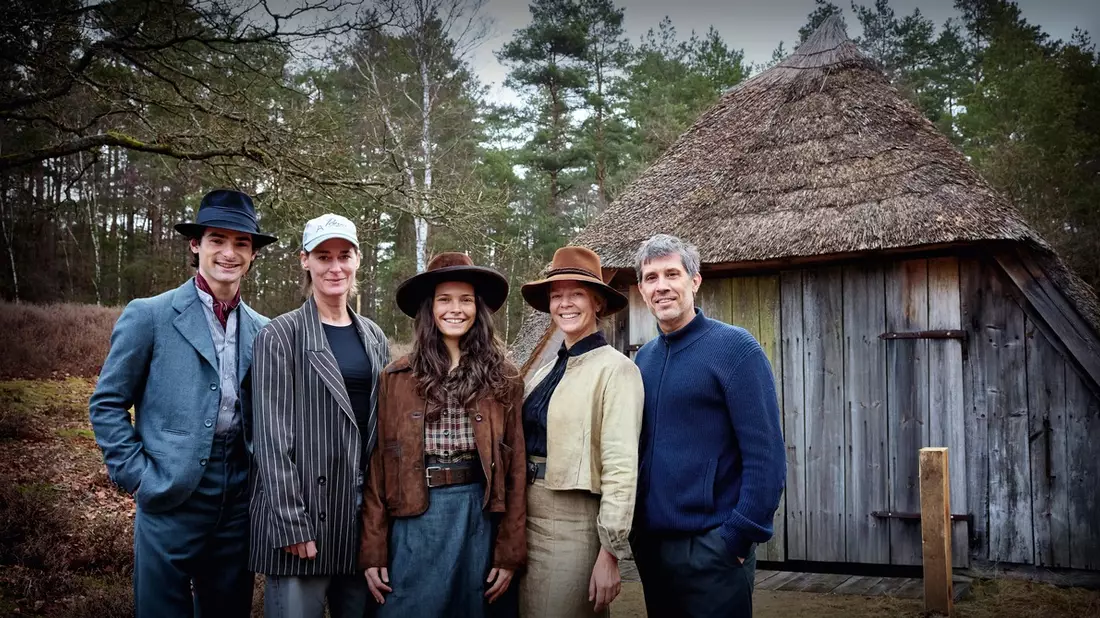 Ölrausch in der Lüneburger Heide: Drehstart für die historische Serie Schwarzes Gold (AT) mit Harriet Herbig-Matten, Aaron Hilmer, Tom Wlaschiha, Henny Reents und Jessica Schwarz - Bild: NDR/ARD/Sandra Hoever / Weiterer Text über ots und www.presseportal.de/nr/153003 / Die Verwendung dieses Bildes für redaktionelle Zwecke ist unter Beachtung aller mitgeteilten Nutzungsbedingungen zulässig und dann auch honorarfrei. Veröffentlichung aussch