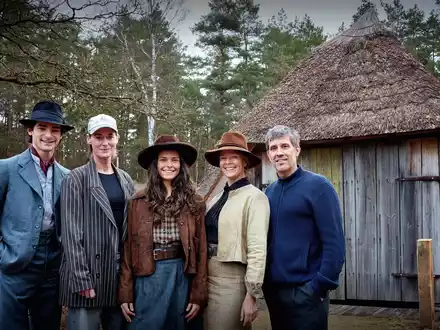 Ölrausch in der Lüneburger Heide: Drehstart für die historische Serie Schwarzes Gold (AT) mit Harriet Herbig-Matten, Aaron Hilmer, Tom Wlaschiha, Henny Reents und Jessica Schwarz - Foto: NDR/ARD/Sandra Hoever / Weiterer Text über ots und www.presseportal.de/nr/153003 / Die Verwendung dieses Bildes für redaktionelle Zwecke ist unter Beachtung aller mitgeteilten Nutzungsbedingungen zulässig und dann auch honorarfrei. Veröffentlichung aussch